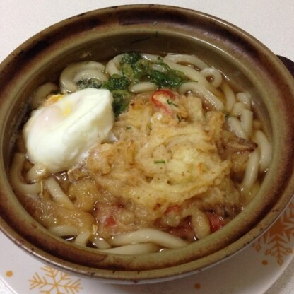 昨日、天ぷらを作ったので、今日の鍋焼きうどん用にかき揚げも作っておきました。
アツアツの鍋焼きうどんはおいしいですね〜☆